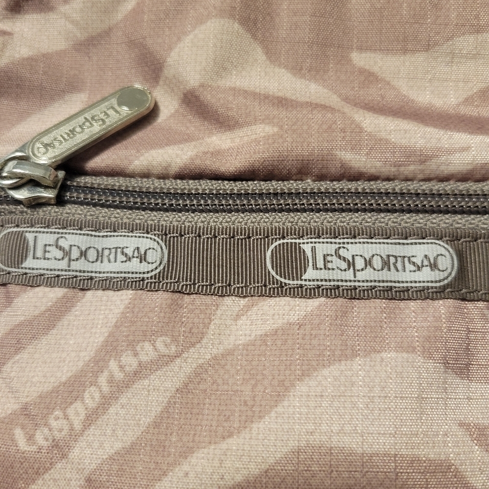 Lesportsac crossbody bag. - Picture 12 of 12